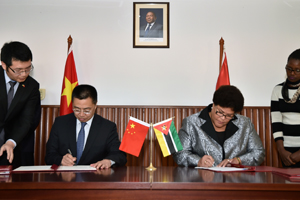 Vice-Ministra Nyeleti Mondlane, no momento da assinatura de Troca de Notas, com o Vice-Ministro do Comércio da República Popular da China, Zhang Xiangchen