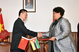 Vice-Ministra Nyeleti Mondlane no momento da troca de pastas, contendo a Troca de Notas assinada, com Vice-Ministro do Comércio da República Popular da China, Zhang Xiangchen