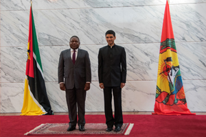 Presidente da República, Filipe Nyusi, e o Alto-Comissário da República da Índia, Rudra Shresth, na cerimónia de acreditação