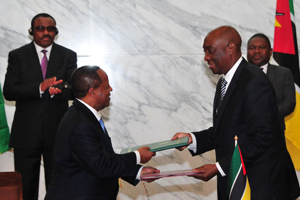 Ministro dos Negócios Estrangeiros e Cooperação, Oldemiro Baloi, e Ministro dos Negócios Estrangeiros da Etiópia, Taye Atsekselaise, no momento da troca de pastas com os acordos assinados