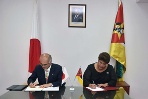 Vice-ministra Nyeleti e Embaixador do Japão em Moçambique, Akira Mizutani no momento da assinatura