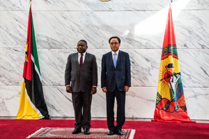 Presidente da República, Filipe Nyusi, ao lado do Embaixador da Coreia do Sul, Kim Heung-Soo, depois de acreditado