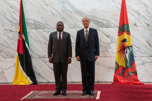 Presidente da República, Filipe Nyusi, e o Embaixador da República do Perú, Nicólas Higueras, no momento da acreditação