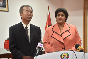 Vice-Ministra Nyeleti Mondlane ao lado do Embaixador da República popular da China acreditado em Moçambique, Su Jian