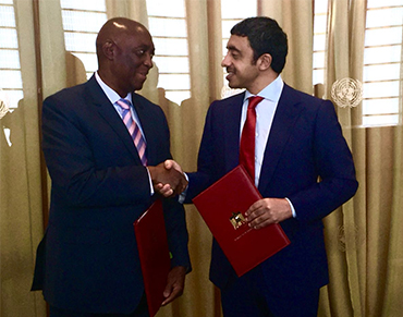 Ministro Baloi cumprimenta o Ministro Al Nahyan