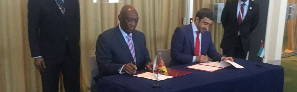 Ministro Baloi e o Ministro Al Nahyan na assinatura do Memorando de Entendimento