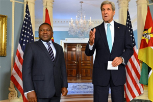 Presidente Nyusi e o Secretário de Estado Kerry no encontro realizado em Washington D.C