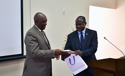 O Ministro Baloi recebe do Vice-Reitor do ISRI, José Magode, a oferta de um livro publicado pelo instituto