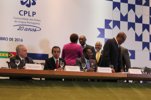 O Ministro Baloi felicita a são-tomense Maria do Carmo Silveira, pela eleição para o cargo de Secretária Executiva da CPLP