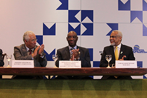 O Ministro Oldemiro Baloi ladeado pelo Primeiro-Ministro de Portugal, António Costa, e o Embaixador Isaac Murade Murargy