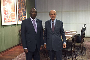 O Ministro Baloi e o Ministro das Relações Exteriores do Brasil, José Serra, à margem da 11ª Cimeira da CPLP, em Brasília