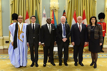 Embaixador Carlos dos Santos, o terceiro da esquerda para à direita, na fotografia de família, na cerimónia de apresentação das cartas credenciais