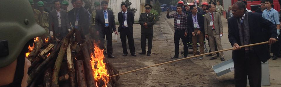 Embaixador Gamaliel Munguambe na incineração de marfim e cornos de rinoceronte em Hanói, Vietname