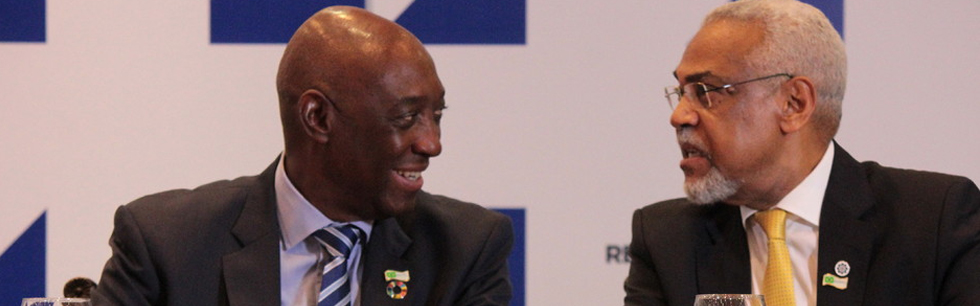 O Ministro Baloi e o Embaixador Murade Murargy trocam impressões na Cimeira de Brasília