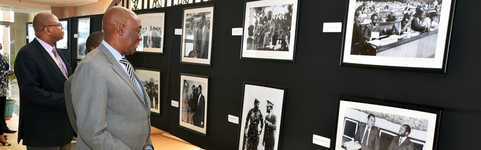 Ministro Baloi visita a exposição que ilustra a actividade diplomática do Presidente Samora Machel