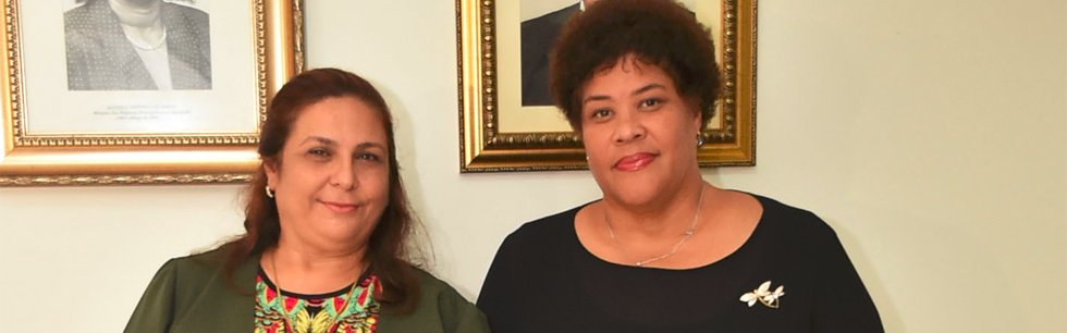 Vice-Ministra Nyeleti Mondlane ladeada pela Vice-Ministra cubana da Educação, Cira Piñeiro Alonso