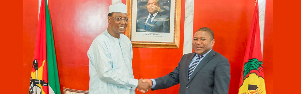 Presidente Nyusi cumprimenta o Presidente do Chade, Idriss Déby Itno