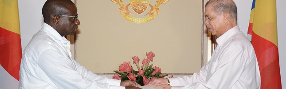 Alto-Comissário Paulino José Macaringue na apresentação das cartas credenciais ao Presidente de Seychelles, James Michel