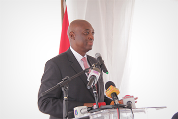 Ministro Oldemiro Baloi discursa na na cerimónia de lançamento da primeira pedra para construção do novo complexo diplomático dos EUA em Maputo