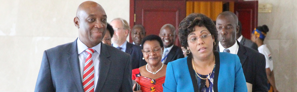 Ministro Oldemiro Baloi ladeado pela Ministra da Saúde, Nazira Abdula, na cerimónia de lançamento do Projecto de Tuberculose e de Apoio aos Sistemas de Saúde na África Austral