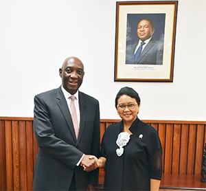 Ministro Oldemiro Baloi  saúda à Ministra dos Negócios Estrangeiros da Índonésia