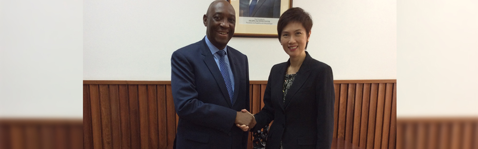 Ministro Baloi e a Ministra singapuriana Josephine Teo