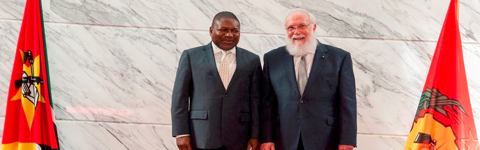 Presidente Nyusi ladeado pelo Embaixador de Guatemala acreditado em Moçambique, Acisclo Valladares Molin