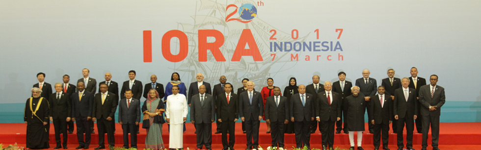 Foto família: Presidente Nyusi ladeado pelos Chefes de Estado e de Governo na Cimeira da IORA, em Jacarta