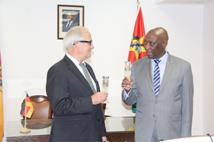 Ministro Baloi e o Embaixador da Alemanha brindam após a assinatura dos acordos