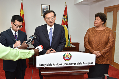 Vice-Ministra Nyeleti Mondlane e o Vice-Ministro dos Negócios Estrangeiros da República Popular da China, Zhang Ming, em declarações à imprensa, logo após a assinatura da Troca de Notas