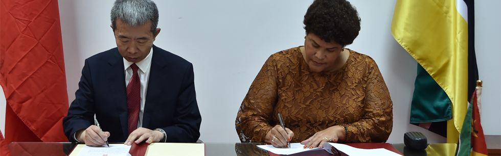 Vice-Ministra Nyeleti mondlane e o Embaixador da República Popular da China em Moçambique, Su Jian, na assinatura da Troca de Notas