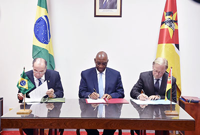 Ministros Oldemiro Baloi, Aloysio Ferreira e o representante do Banco Mundial, Mark Undell, assinam Memorando de Entendimento Trilateral