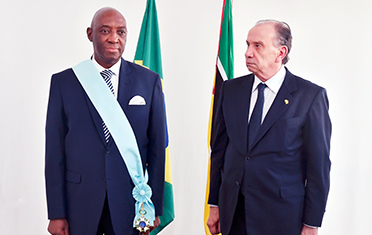 Ministro Baloi condecorado com a Grã-Cruz da Ordem Nacional do Cruzeiro do Sul, pelo Ministro das Relações Exteriores do Brasil, Aloysio Ferreira