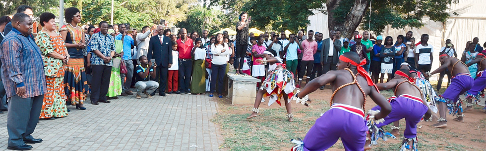 Vice-Ministra Nyeleti Mondlane, ladeada pela Vice-Ministra da Juventude e Desporto, Flávia Azinheira e pelo Decano do Grupo Africano, Major Gen. N. M. Dube