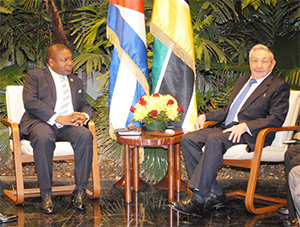Presidente Filipe Nyusi em audiência com o Presidente cubano, Raul Castro