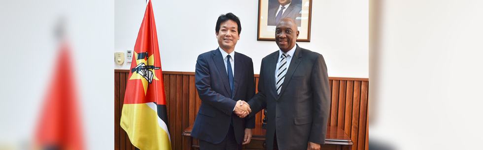 Ministro Baloi cumprimenta o Ministro de Estado dos Negócios Estrangeiros do Japão, Kentaro Sonoura