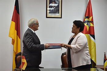 Vice-Ministra Nyeleti Mondlane e o Embaixador Detlev Wolter após a assinatura do Acordo de Cooperação Financeira