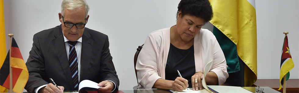 Vice-Ministra Nyeleti Mondlane e o Embaixador da Alemanha em Maputo, Detlev Wolter