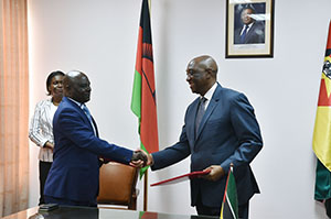 Ministros Baloi e Mhango trocam pastas, após a assinatura do acordo
