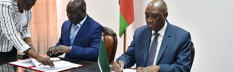 Ministros Oldemiro Baloi e Jappie Mhango na assinatura do Acordo sobre o corredor de Desenvlvimento de Nacala