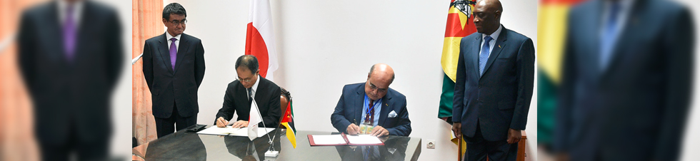 Ministro Oldemiro Baloi e o Ministro dos Negócios Estrangeiros do Japão, Taro Kono, testemunham a assinatura de Troca de Notas