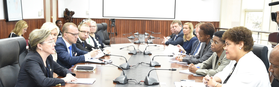 Vice-Ministra Nyeleti Mondlane na audiência com a Sub-Secretária de Estado da Finlândia, Elina Kalkku