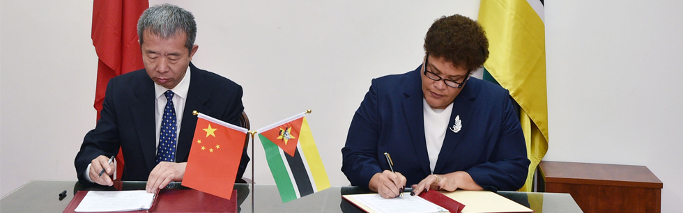 Vice-Ministra Nyeleti Mondlane na assinatura de acordos com o Embaixador da República Popular da China, Su Jian