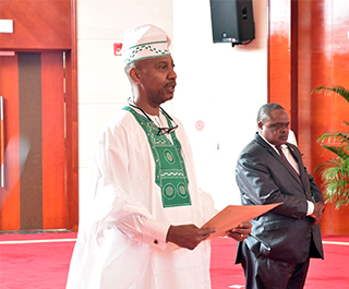 Alto Comissário Uyigue Igbe, da Nigéria