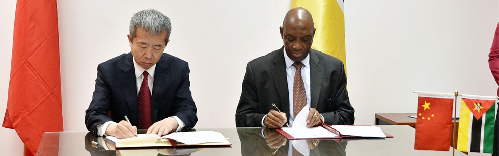 Ministro Oldemiro Baloi e o Embaixador da República Popular da China assinam acordos de cooperação bilateral