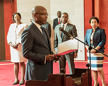 Ministro José Pacheco a prestar juramento na cerimónia de tomada de posse