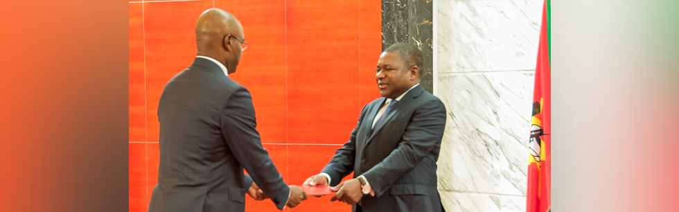 Presidente Filipe Nyusi a conferir posse ao Ministro dos Negócios Estrangeiros e Cooperação, José Pacheco