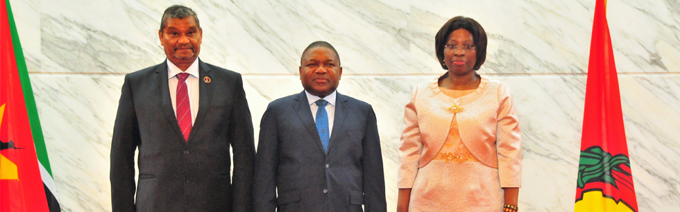 Foto família na cerimónia de tomada de posse da Vice-Ministra dos Negócios Estrangeiros e Cooperação, Maria Manuela Lucas