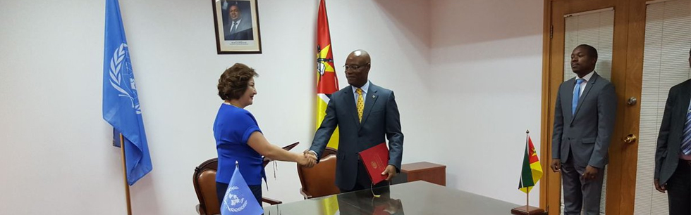 Ministro José Pacheco na assinatura do acordo com a Representante da UNODC, Zhuldyz Akisheva