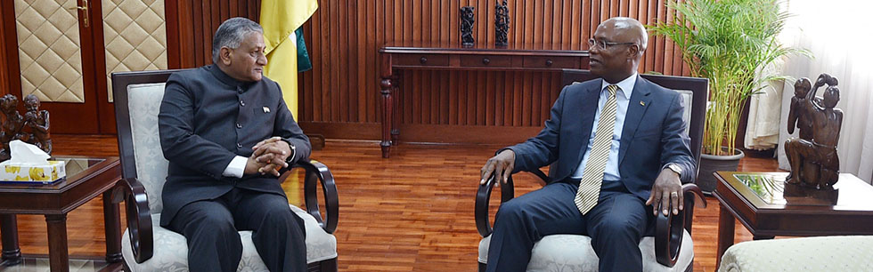 Ministro José Pacheco no tête-à-tête com o Ministro de Estado das Relações Exteriores da Índia, Vijay Kumar Singh